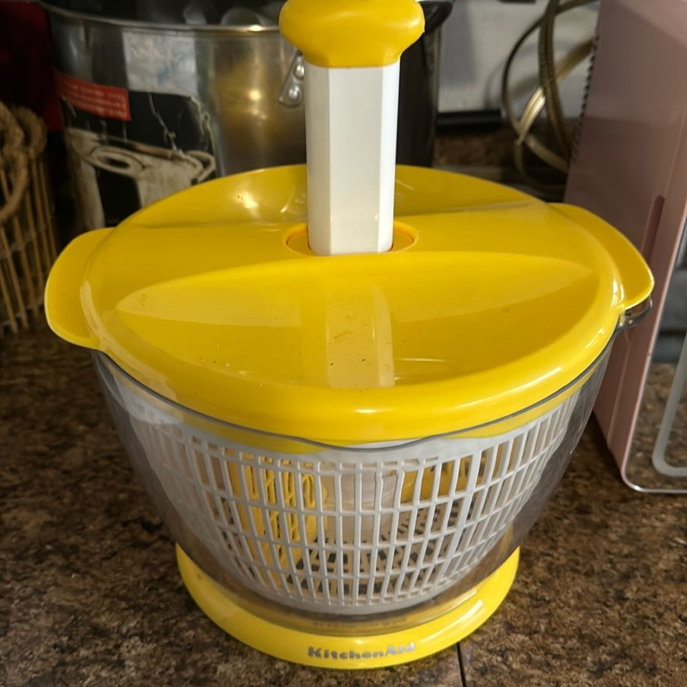 Kitchen aid salad spinner pre-owed in good condition